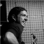 Soy un bajista con experiencia en orquesta, bandas de rock, musica tradicional, funky, blues y sobre todo jazz. Por lo que considero que puedo ayudar a personas tanto de niveles basicos, iniciación al instrumento, o niveles mas avanzados.
Me considero apa